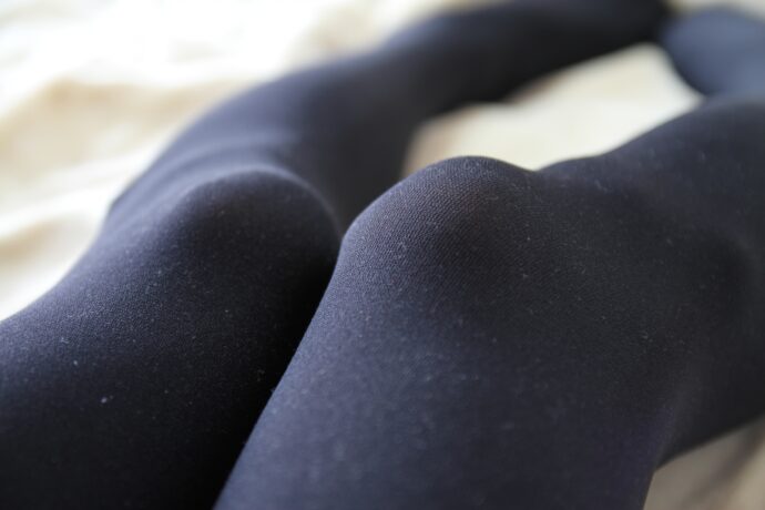 画像：黒いタイツを履いた足の裏