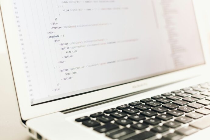 画像：サイトページの編集画面を開いたノートPC