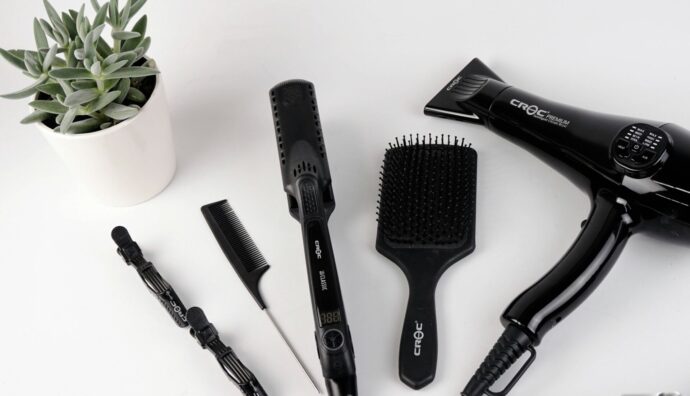 画像：黒色で統一されたドライヤーなどのヘアセットアイテム
