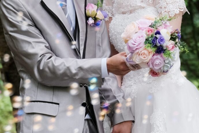 画像：シャボン玉に囲まれてブーケを一緒に持つ新郎新婦