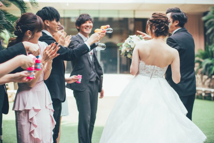 画像：ゲストにバブルシャワーで祝福される新郎新婦