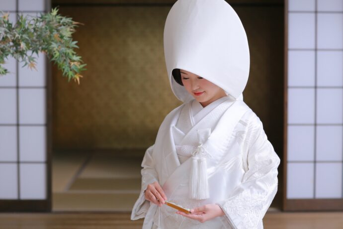 画像：綿帽子を被り末広を持った女性
