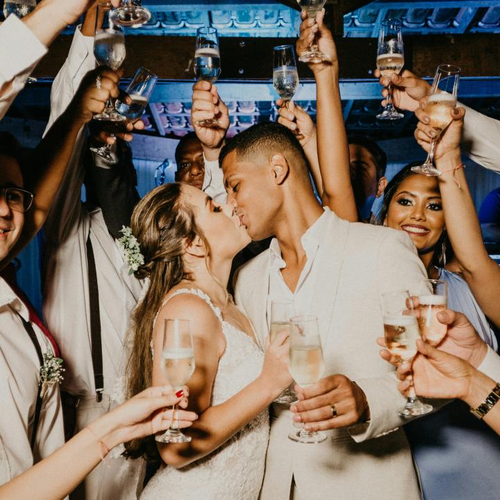 結婚式の二次会を夫婦それぞれで開催するのってアリ？ メリット/デメリットと後悔しない選び方