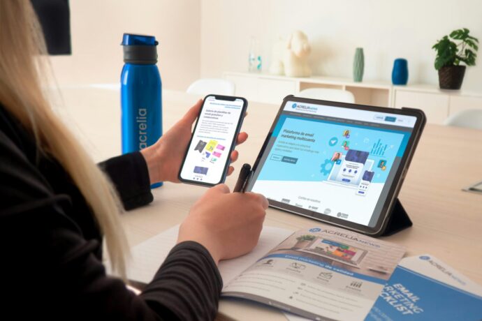 画像：テキストを見ながらサイトをタブレットとスマホで開く女性