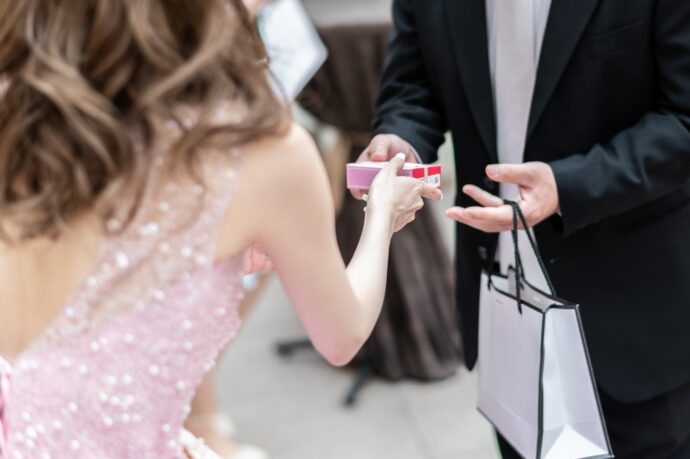 画像：プチギフトを渡してお見送りをする新婦の後ろ姿