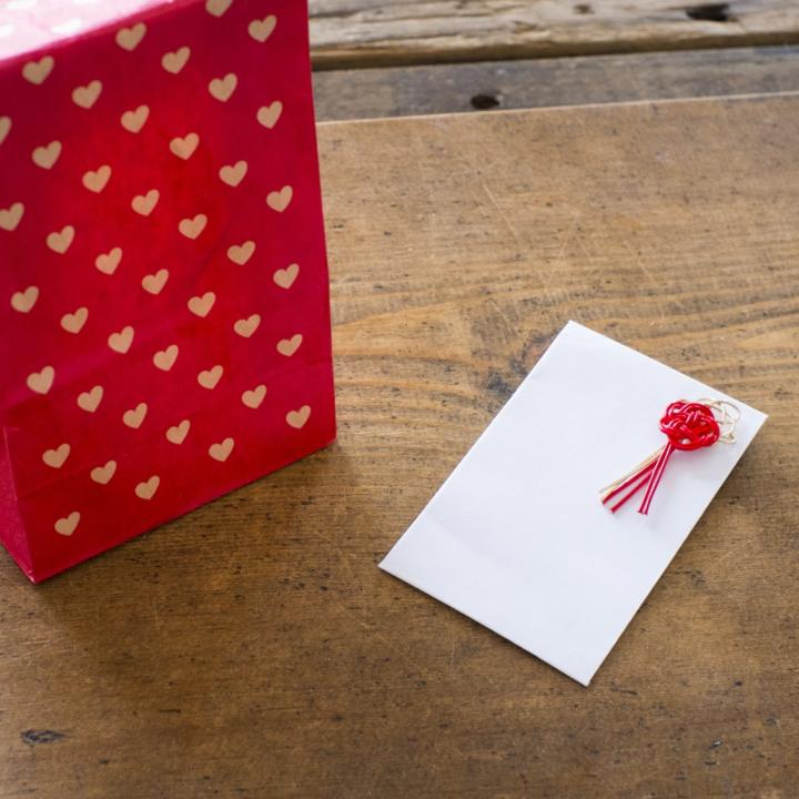 結婚式に心付けは必要？ 渡し方や相場、書き方のマナーを解説
