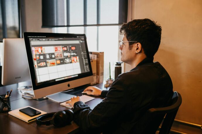 画像：PCで編集作業をする男性