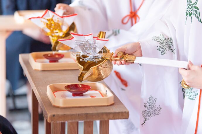 画像：お神酒を注ぐ巫女の手元