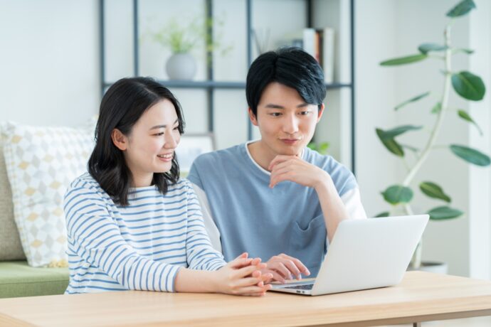 画像：パソコンを前にして作業する男女