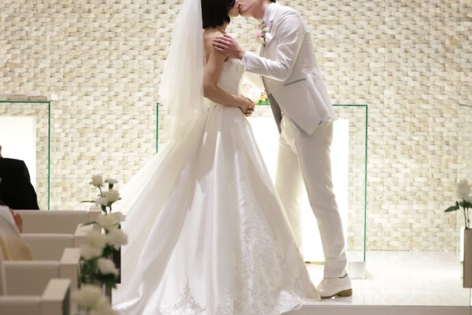 画像：誓いのキスを交わす新郎新婦
