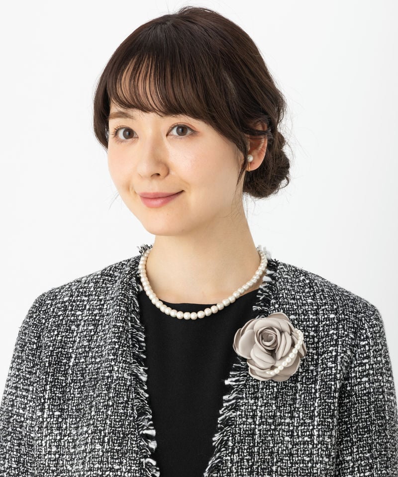 画像：グレーのコサージュ着用見本