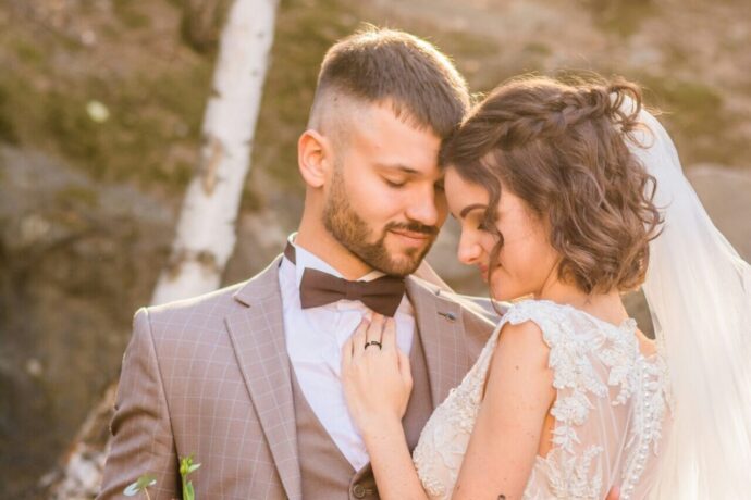 画像：花嫁を抱き寄せ密着する花婿