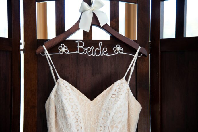 画像：Bride と書かれたハンガーに白いドレスがかけられている