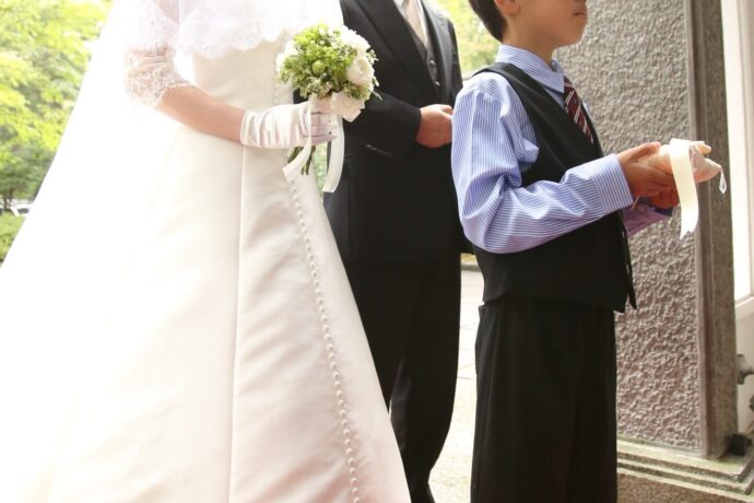 画像：子どもと一緒に入場する夫婦