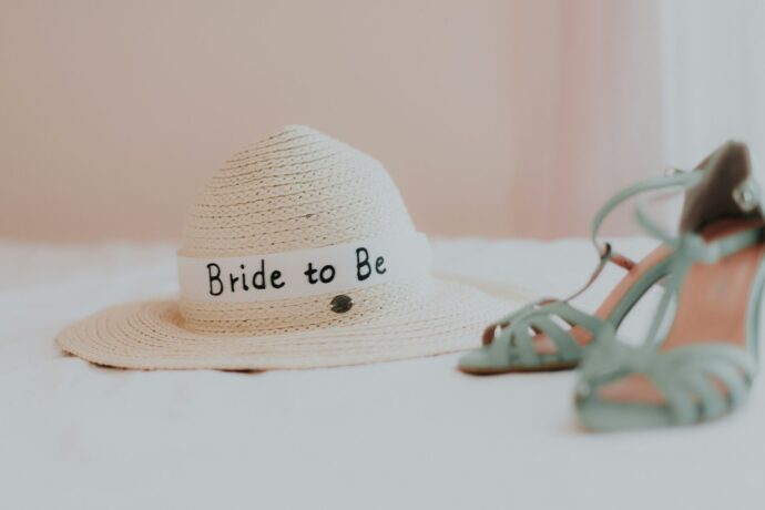画像：Bride to beと書かれた麦わら帽子と水色のサンダル