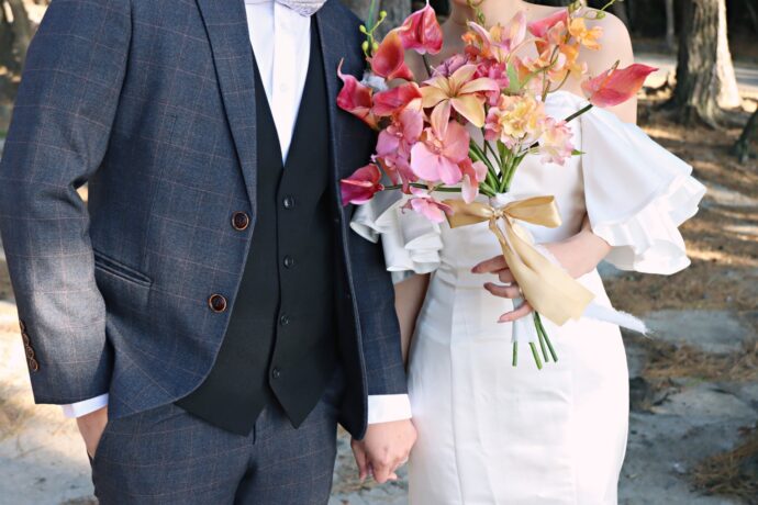 画像：ブーケを持った花嫁と花婿