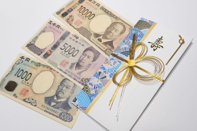 画像：ご祝儀袋と新札の1万円と5千円と千円