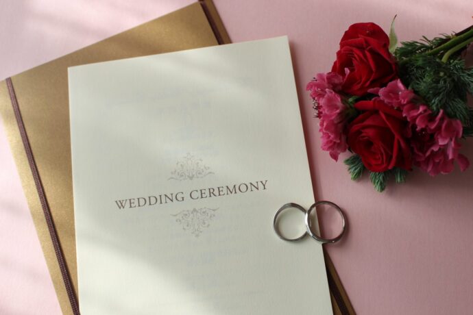 画像：結婚証明書と結婚指輪