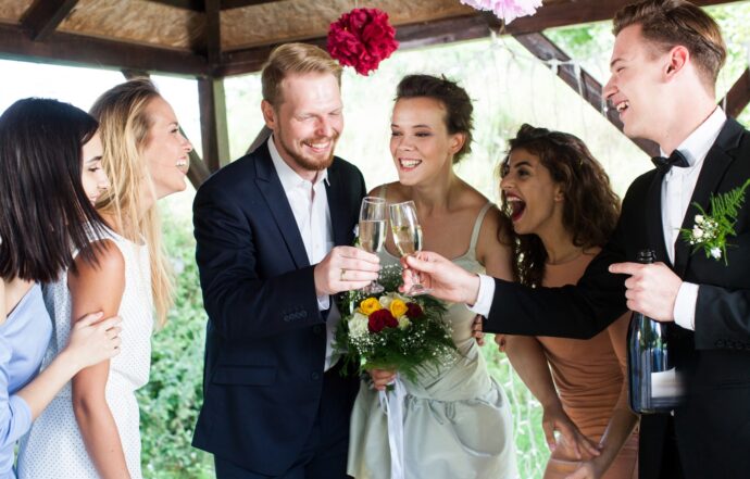 画像：ガーデンでパーティーを楽しむ新郎新婦