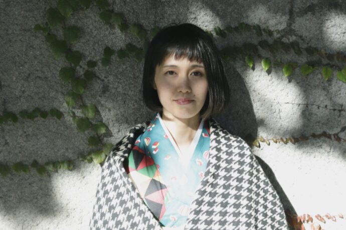 画像：千鳥柄のストールを巻いた着物の女性