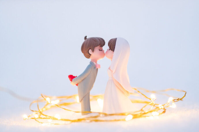 画像：キスをする花嫁と花婿のフィギュア