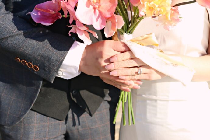 画像：ブーケを握る新郎新婦の手元