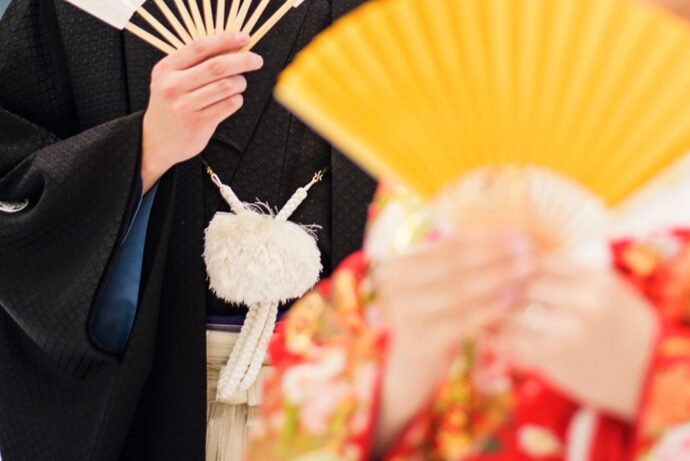 画像：末広を持った新郎新婦