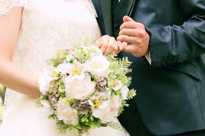画像：指切りをした新郎新婦