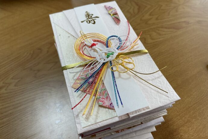 画像：積み上げられたご祝儀袋