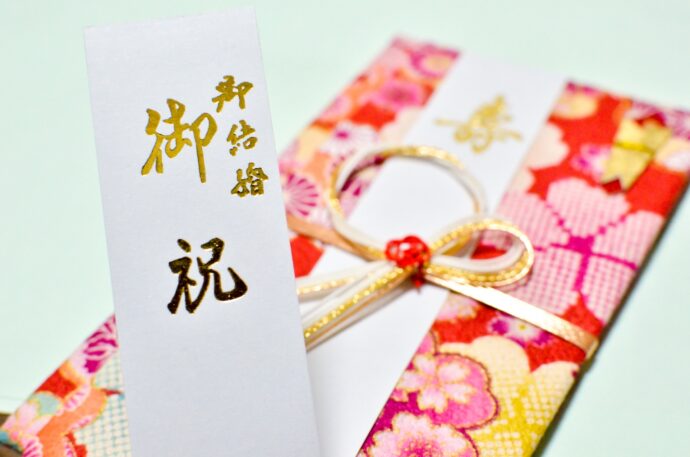 画像：ピンクのご祝儀袋と短冊