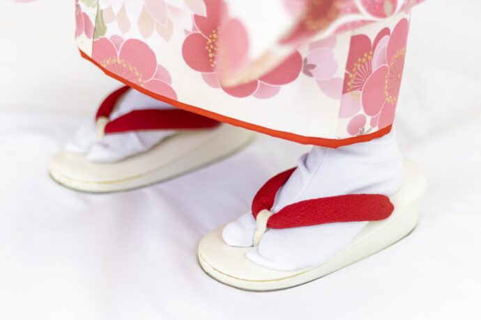 画像：赤い鼻緒の草履