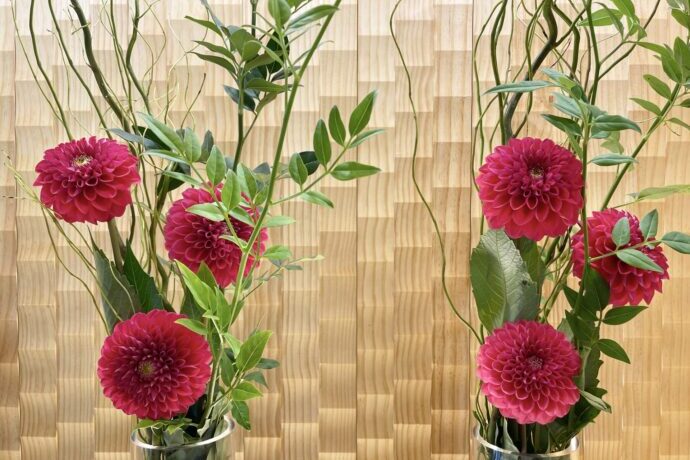 画像：市松模様の前の和風な装花