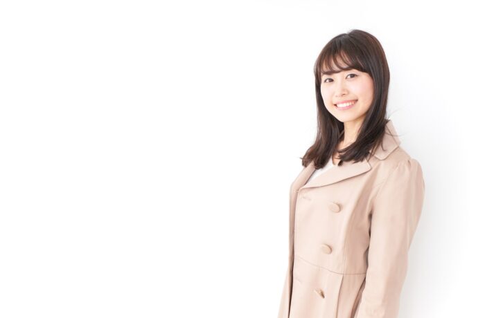画像：ピンクベージュのコートを着た女性