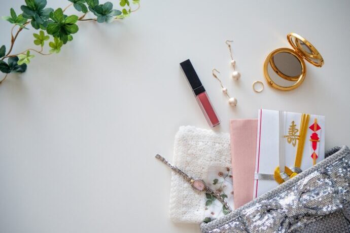 画像：パーティーバッグから飛び出たメイク直し道具