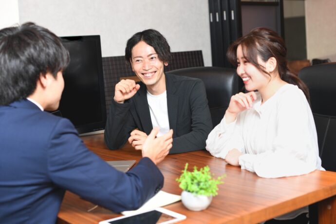 画像：和やかに打ち合わせをする男女よスーツの人物