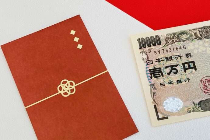 画像：赤いポチ袋と一万円札