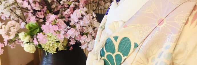 画像：桜の枝と和装の女性