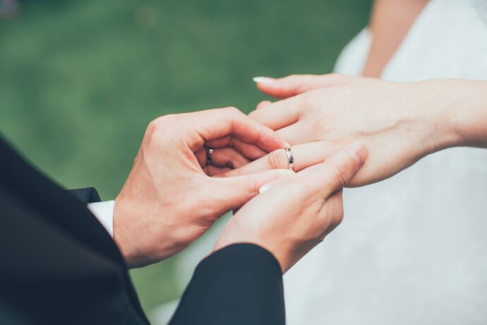 画像：新郎から新婦へ指輪を贈っている