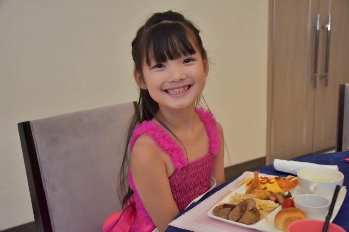 画像：ピンクのドレスを着た子ども