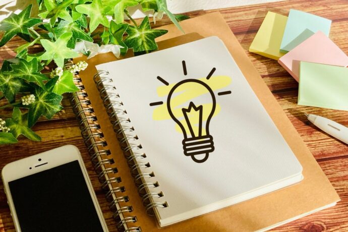 画像：明かりのついた豆電球が描かれたスケッチブック