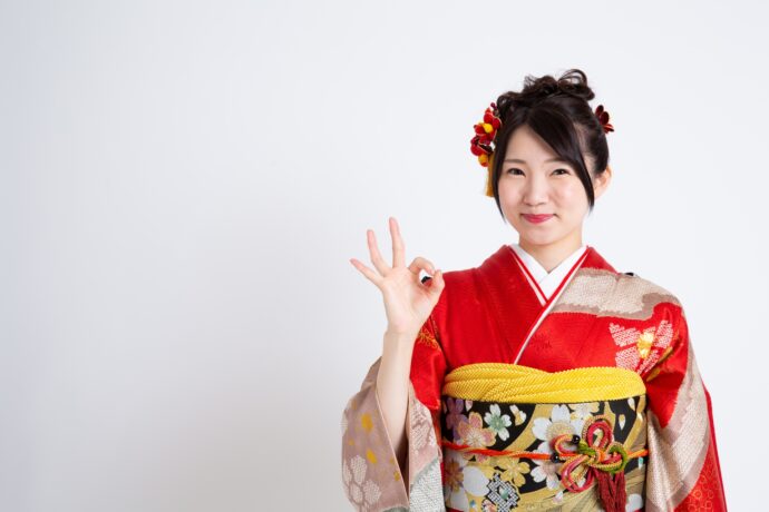 画像：OKマークを作る振袖の女性