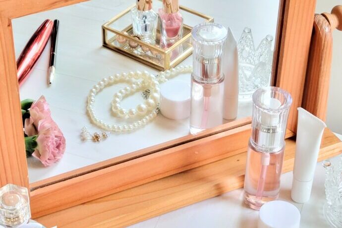 画像：鏡の前のメイク道具など