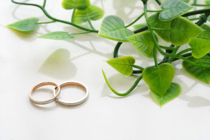 画像：結婚指輪とグリーン