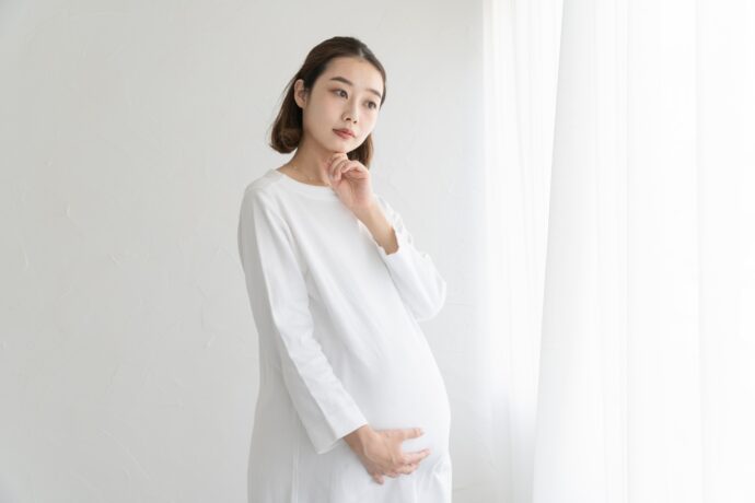 画像：物思いにふける女性