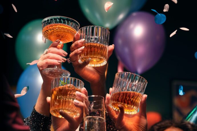 画像：風船とコンフェッティが舞う中ウォッカで乾杯