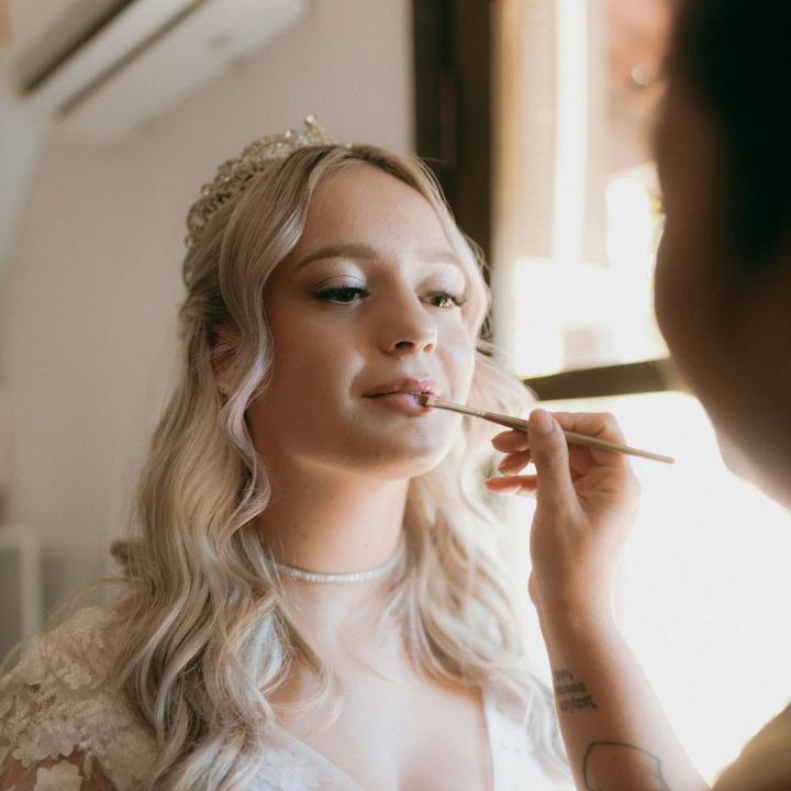 ヘアメイクリハーサルの服装と持ち物｜結婚式で後悔しないには