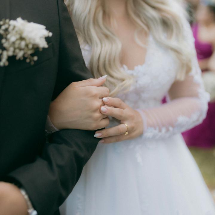 【保存版】結婚式の入場曲おすすめ15選｜最新から定番まで！BGMの選び方も解説