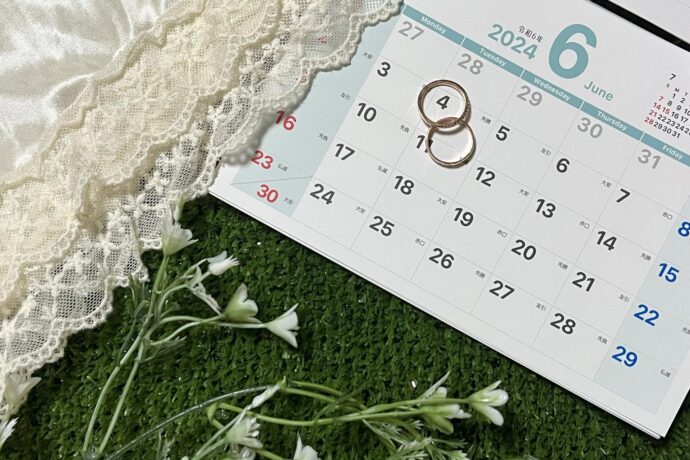 画像：6月のカレンダーと結婚指輪