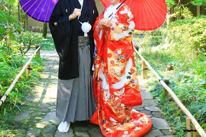 画像：色打掛を着た女性と黒紋付袴の男性