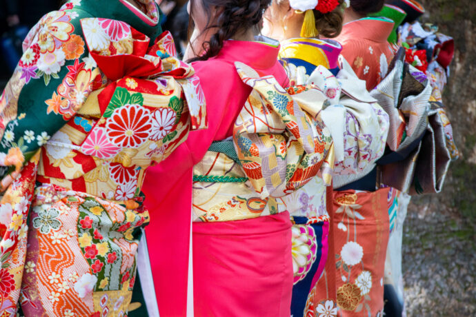 画像：振袖を着た女性3人組